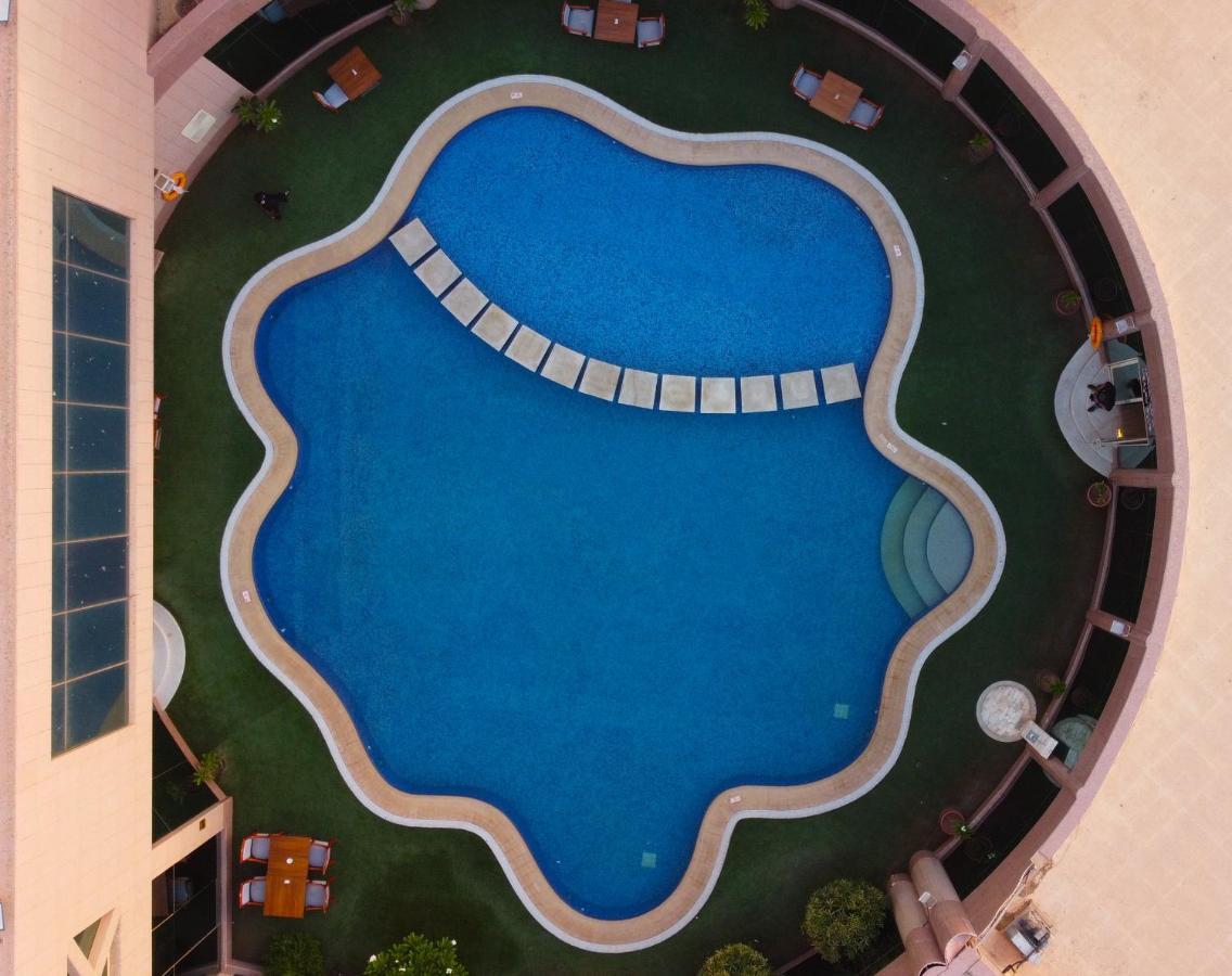 Ramada Hotel & Suites By Wyndham Al Qassim Al Bukayriah Exterior foto Swimming pool at the hotel